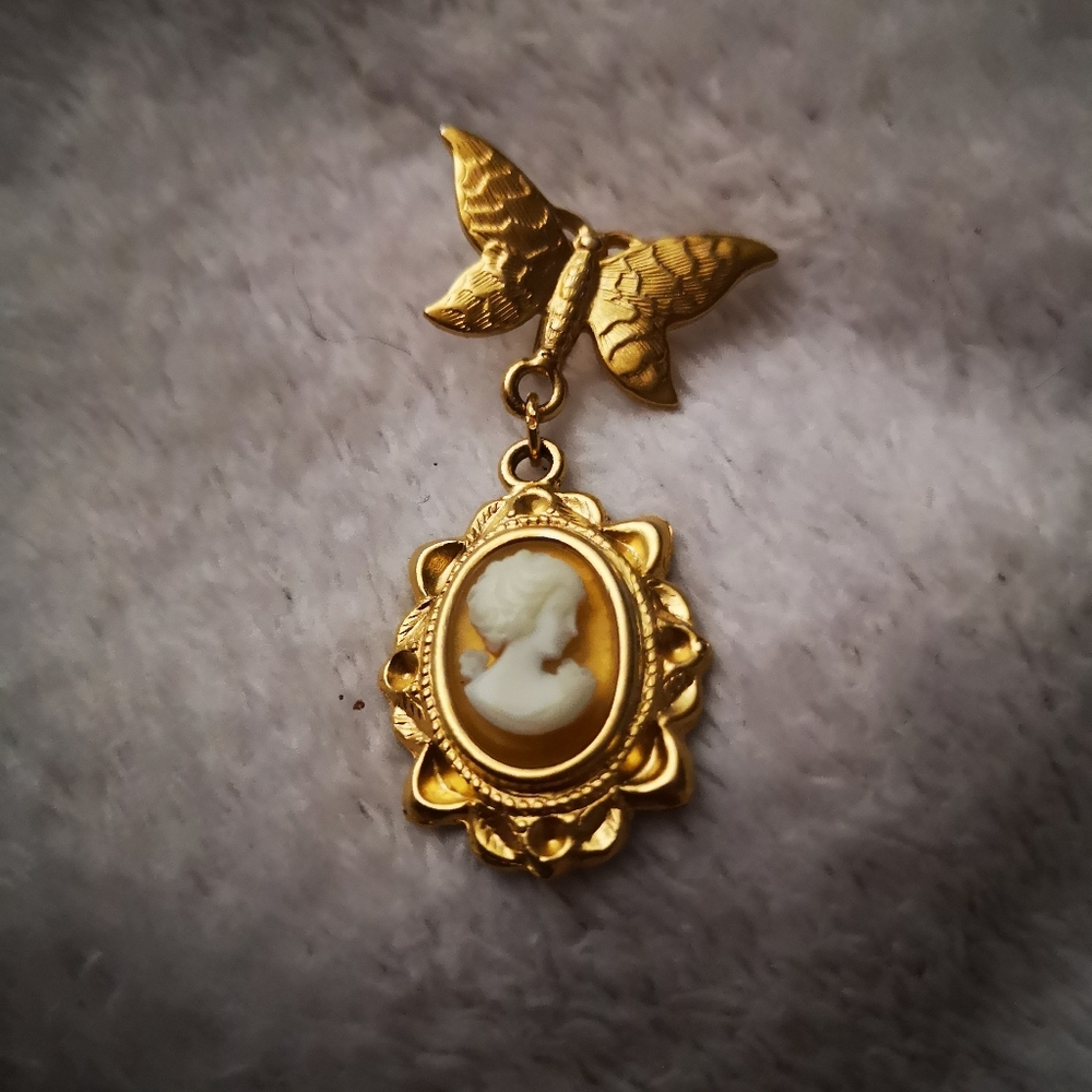 Cameo pendant
